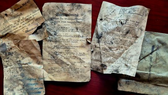 W Bielawie odnaleziono blisko 100-letnie, niemieckie dokumenty