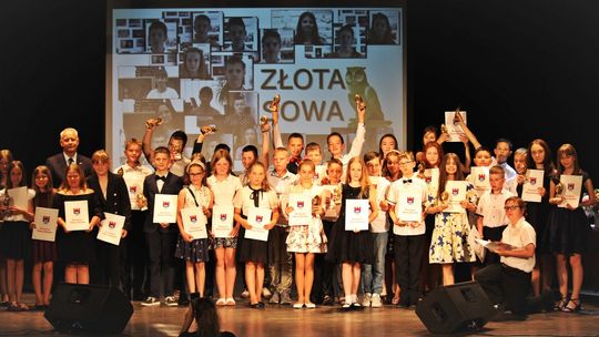 W Bielawie przyznano „Złote Sowy” dla najlepszych z najlepszych! Otrzymało je w 2022 roku dziewiętnastu bielawskich uczniów