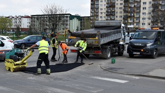 W DZIERŻONIOWIE NAPRAWIAJĄ DROGI. CO DECYDUJE O TERMINIE?