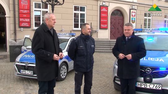 W DZIERŻONIOWIE PRZEKAZANO NOWE SAMOCHODY DLA POLICJI