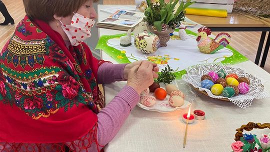 W GMINIE ŚWIDNICA POWSTAJĄ PRZEPIĘKNE OZDOBY WIELKANOCNE W WYKONANIU PAŃ Z KGW