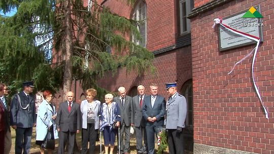 W HOŁDZIE POLSKIM PATRIOTOM OFIAROM STALINOWSKIEGO TERRORU