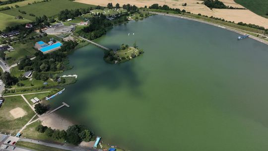 W Jeziorze Bielawskim pojawiły się sinice