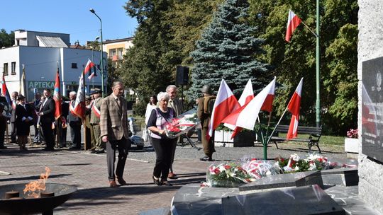 W NIEDZIELĘ ZAPRASZAMY POD POMNIK PAMIĘCI LOSÓW OJCZYZNY W DZIERŻONIOWIE