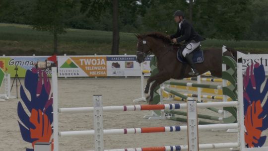 W STAJNI „BIAŁY LAS” SKAKALI O PUCHAR TELEWIZJI SUDECKIEJ