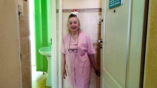 W wieku 82 lat nadal trzyma igłę w dłoni – historia pasji i precyzji