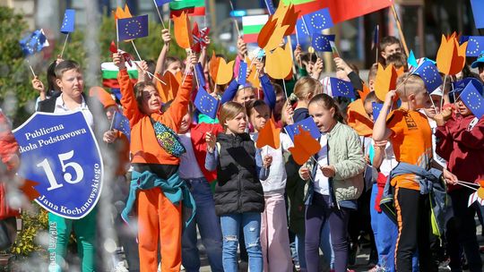 Wałbrzych świętuje Dzień Europy – uczniowie i europejskie akcenty na Rynku, barwna parada przemaszeruje przez centrum miasta.
