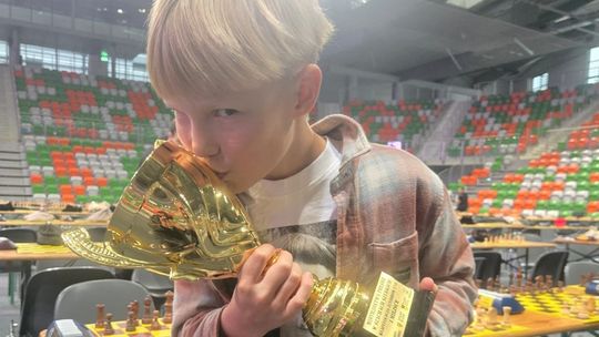 WIEKI SUKCES KŁODZCZANINA - HUBERT GRIMAN MISTRZEM POLSKI W SZACHACH SZYBKICH W KATEGORII DO LAT 10