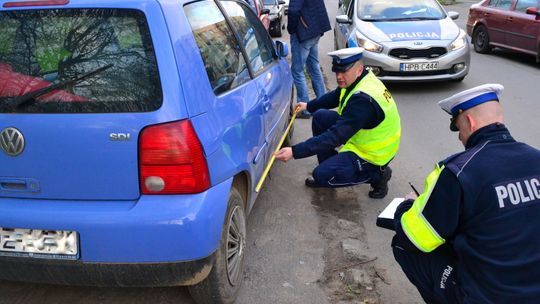 WJEŻDŻA W AUTA I UCIEKA