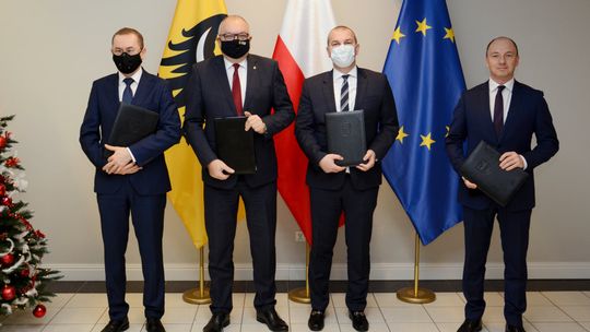 WOJEWÓDZTWO DOLNOŚLĄSKIE I POLREGIO PODPISAŁY 10-LETNIĄ UMOWĘ NA WYKONANIE PRZEWOZÓW KOLEJOWYCH