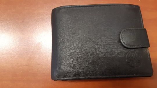  WPADŁ Z KRADZIONYM PORTFELEM W CUDZYM SAMOCHODZIE