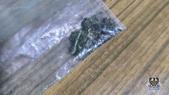 Wpadli z narkotykami podczas kontroli drogowej. Kierujący znajdował się pod wpływem substancji psychoaktywnych, a pasażer był poszukiwany za wcześniej popełnione przestępstwa