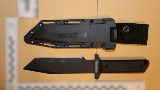 Wrocławscy policjanci zatrzymali 15-latkę, która kilkukrotnie ugodziła nożem starszą kobietę