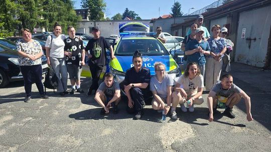 Wychowankowie Specjalnego Ośrodka Szkolno-Wychowawczego z Piławy Górnej odwiedzili dzierżoniowską Komendę Powiatową Policji Wychowankowie Specjalnego Ośrodka Szkolno-Wychowawczego z Piławy Górnej odwiedzili dzierżoniowską Komendę Powiatową Policji
