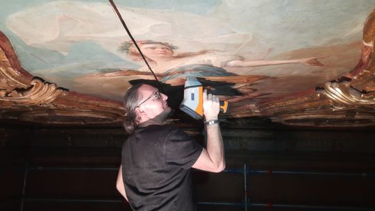 Wyniki badań potwierdzają datowanie prawie trzechsetletniego stropu w Książu