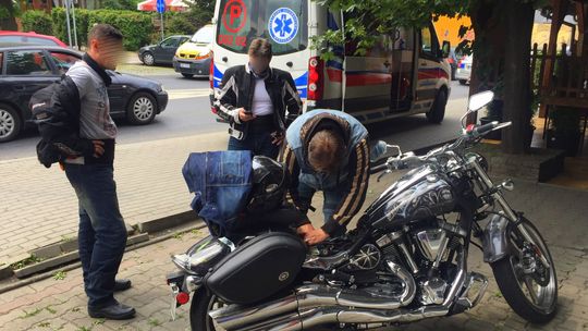 WYPADEK MOTOCYKLISTY PO POŚLIZGU NA PLAMIE