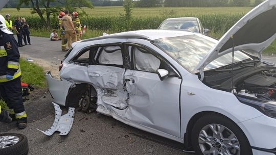 Wypadek na drodze Dzierżoniów - Ząbkowice Śląskie. Ranni nastolatkowie. Dwa śmigłowce LPR w akcji!