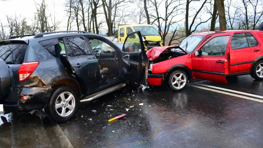 WYPADEK NA WIADUKCIE W KIERUNKU PIŁAWY DOLNEJ (AKTUALIZACJA WIDEO)   