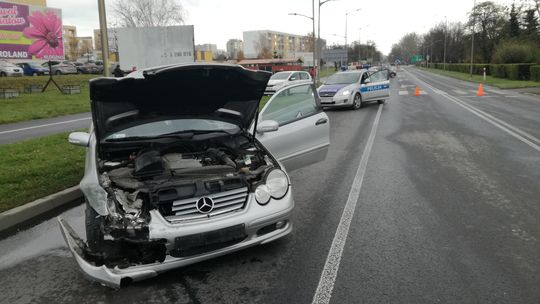 WYPADEK PRZY STACJI SHELL W DZIERŻONIOWIE