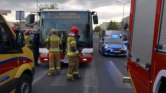 Wypadek z udziałem autobusu i dziecka na hulajnodze w Bielawie