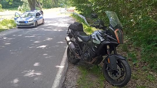 Wypadek z udziałem rowerzysty i motocyklisty, powyżej Rościszowa