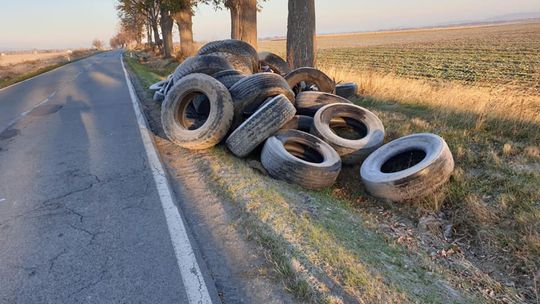 WYRZUCIŁ OPONY PRZY DRODZE PIESZYCE – PISKORZÓW