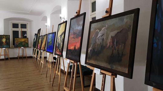 Wystawa obrazów uzdolnionych licealistów w Pałacu w Kiełczynie