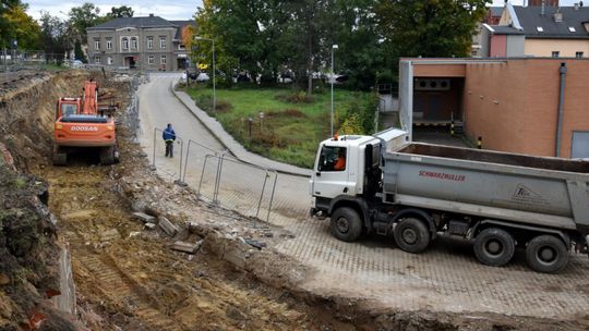 Wzdłuż ul. Prochowej w Dzierżoniowie trwają prace przy budowie nowego muru oporowego