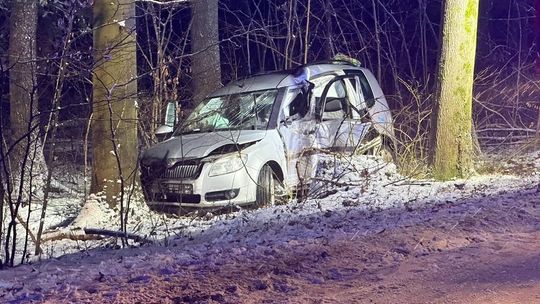 Z kina prosto do szpitala – śliska droga i brak doświadczenia doprowadziły do wypadku