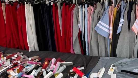 Zabezpieczona podrobiona odzież i perfumy na targowisku w Bielawie – straty producentów wstępnie oszacowano na 250 tysięcy złotych