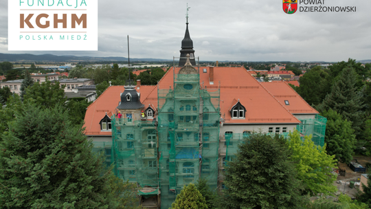 Zabytkowy budynek Zespołu Szkół Nr 1 w Dzierżoniowie zyskał nowy dach