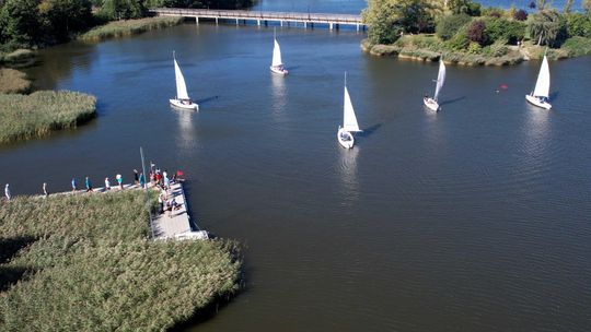 Żagle na Jeziorze Bielawskim: Emocjonujące Regaty w Bielawie