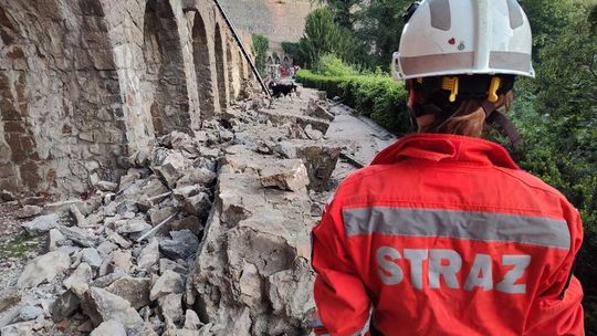 Zamkowy mur runął na trasę turystyczną, ratownicy z psami przeszukali gruzowisko