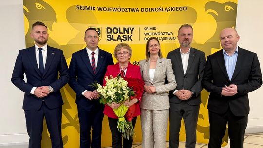 Zarząd Województwa Dolnośląskiego z absolutorium za 2025 rok. Rekordowy budżet i miliardowe inwestycje docenione przez sejmik Zarząd Województwa Dolnośląskiego z absolutorium za 2025 rok. Rekordowy budżet i miliardowe inwestycje docenione przez sejmik