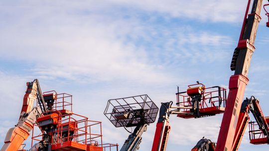 Zastosowanie podnośników przegubowych i podestów masztowych