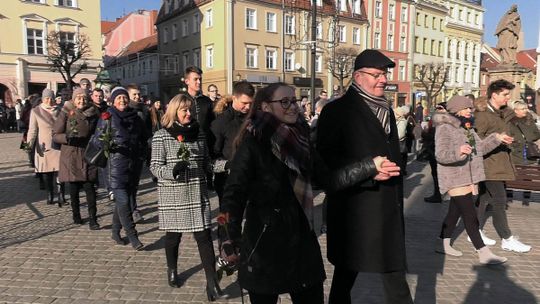 ZATAŃCZYLI POLONEZA NA DZIERŻONIOWSKIM RYNKU