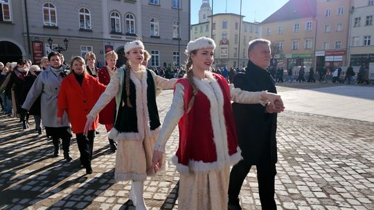 Zatańczyli poloneza na dzierżoniowskim rynku