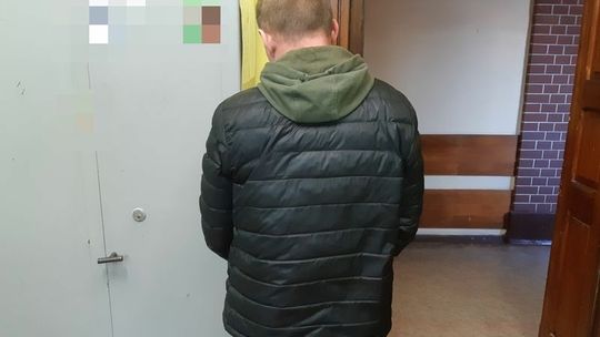ZATRZYMANI MĘŻCZYŹNI UDAWALI, ŻE SĄ POLICJANTAMI