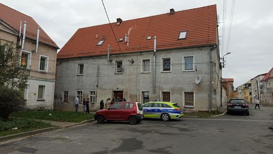 Zatrzymanie nożownika i kobiety, po groźbach karalnych na Mostowej w Dzierżoniowie