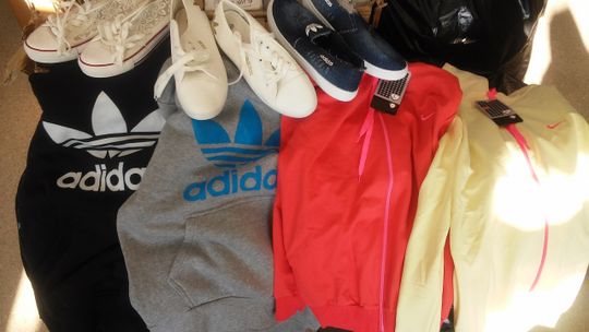 ZATRZYMANO TOWARY Z PODROBIONYMI ZNAKAMI FIRMOWYMI