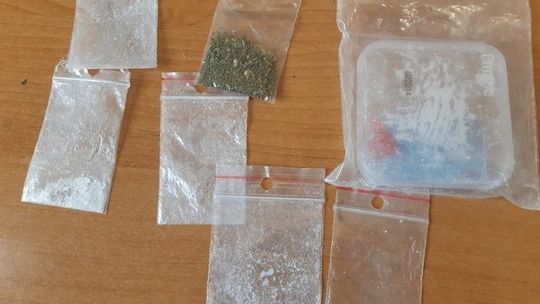 ZATRZYMANO WŁAMYWACZKĘ, KTÓRA MIAŁA PRZY SOBIE NARKOTYKI