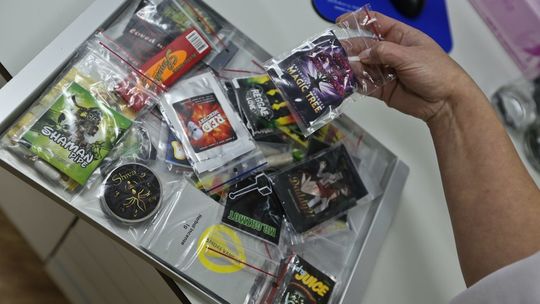 ZATRZYMANY POSIADAŁ NARKOTYKI I DOPALACZE