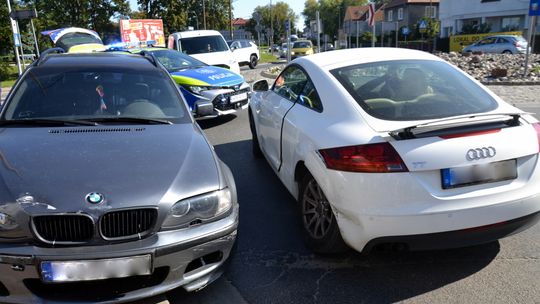 Zderzenie BMW z Audi na rondzie w Dzierżoniowie