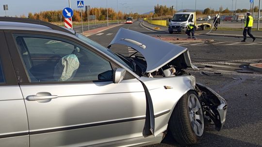 Zderzenie BMW z lawetą na dzierżoniowskiej obwodnicy