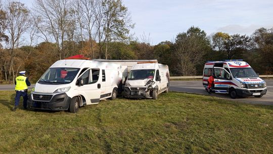 Zderzenie dostawczych Fiatów na "ósemce"