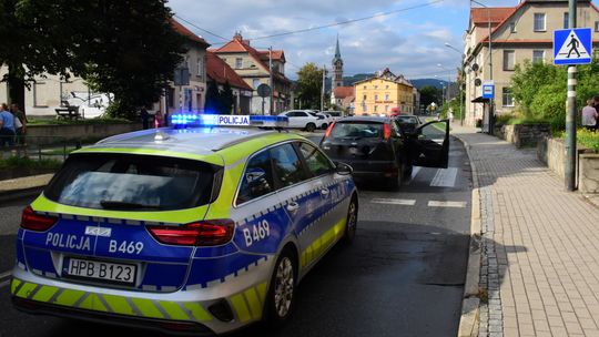 Zderzenie i potrącenie pieszej w Bielawie