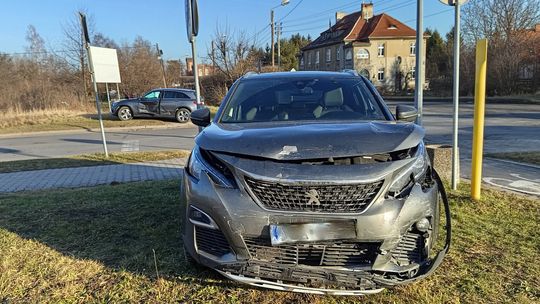 Zderzenie Mercedesa z Peugeotem