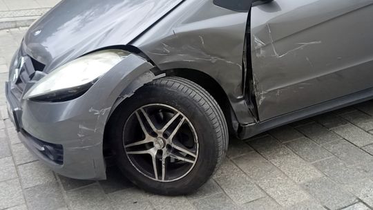 Zderzenie Mercedesa z Seatem w Dzierżoniowie