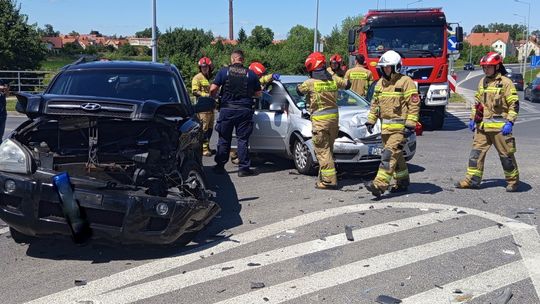 Zderzenie osobówek na obwodnicy w Bielawie
