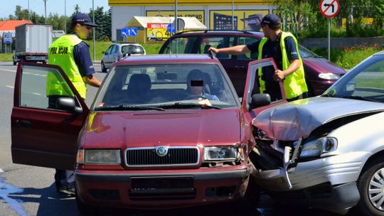 ZDERZENIE SKODY Z SEATEM W DZIERŻONIOWIE